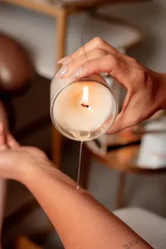 Massagem com vela nos pés